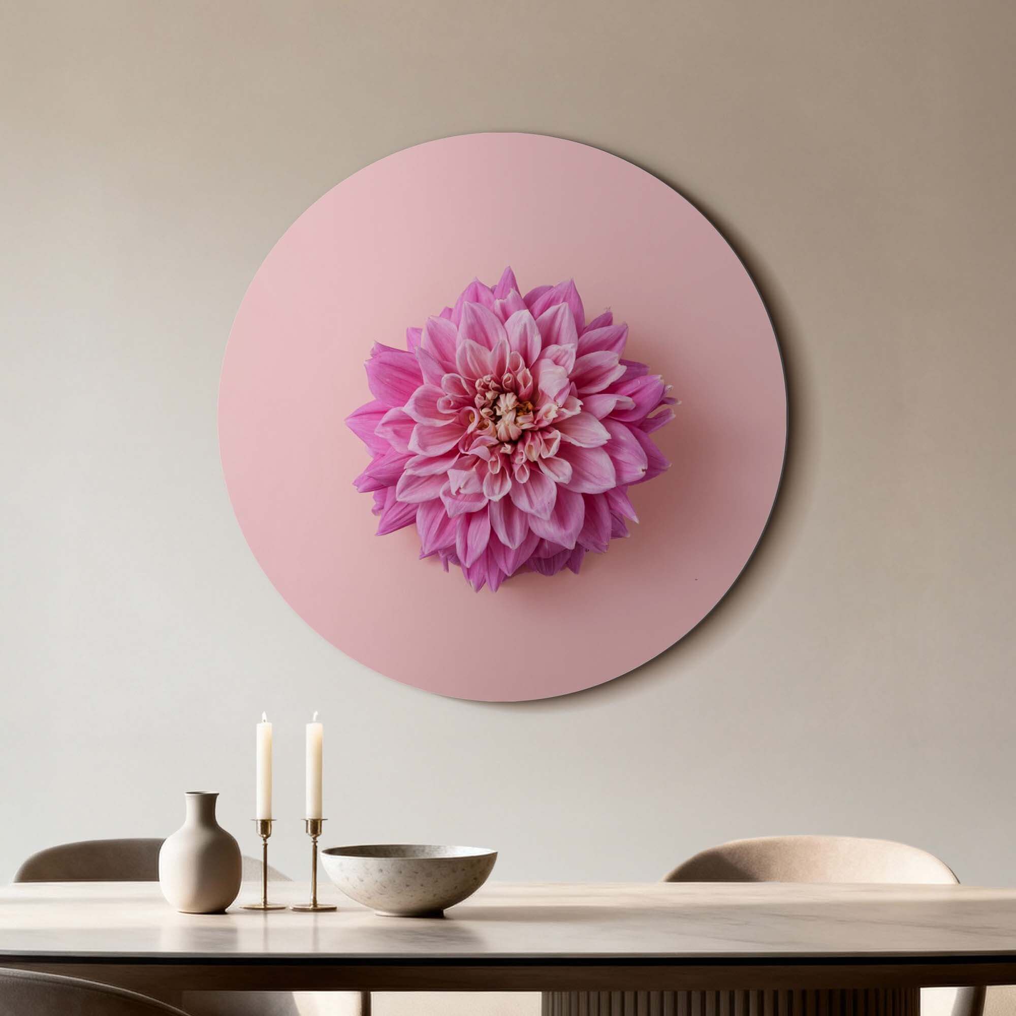 Soft Dahlia - Wandbild mit einer verträumten rosa Dahlie auf einem pastellfarbenen Hintergrund.