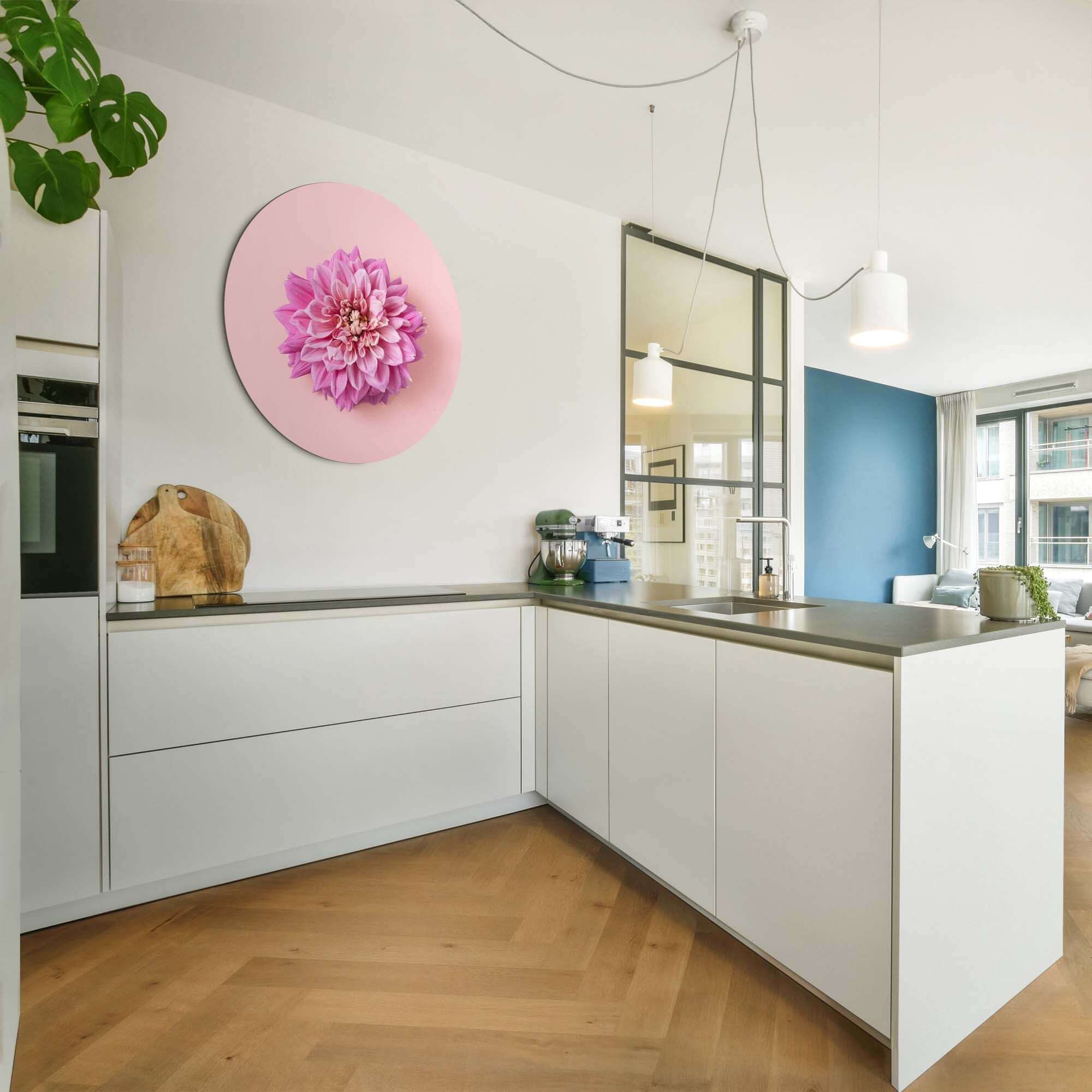Soft Dahlia - Wandbild auf einer modernen Küchenwand, eleganter Wandbild mit Dahlien und pastellfarbenem Hintergrund.