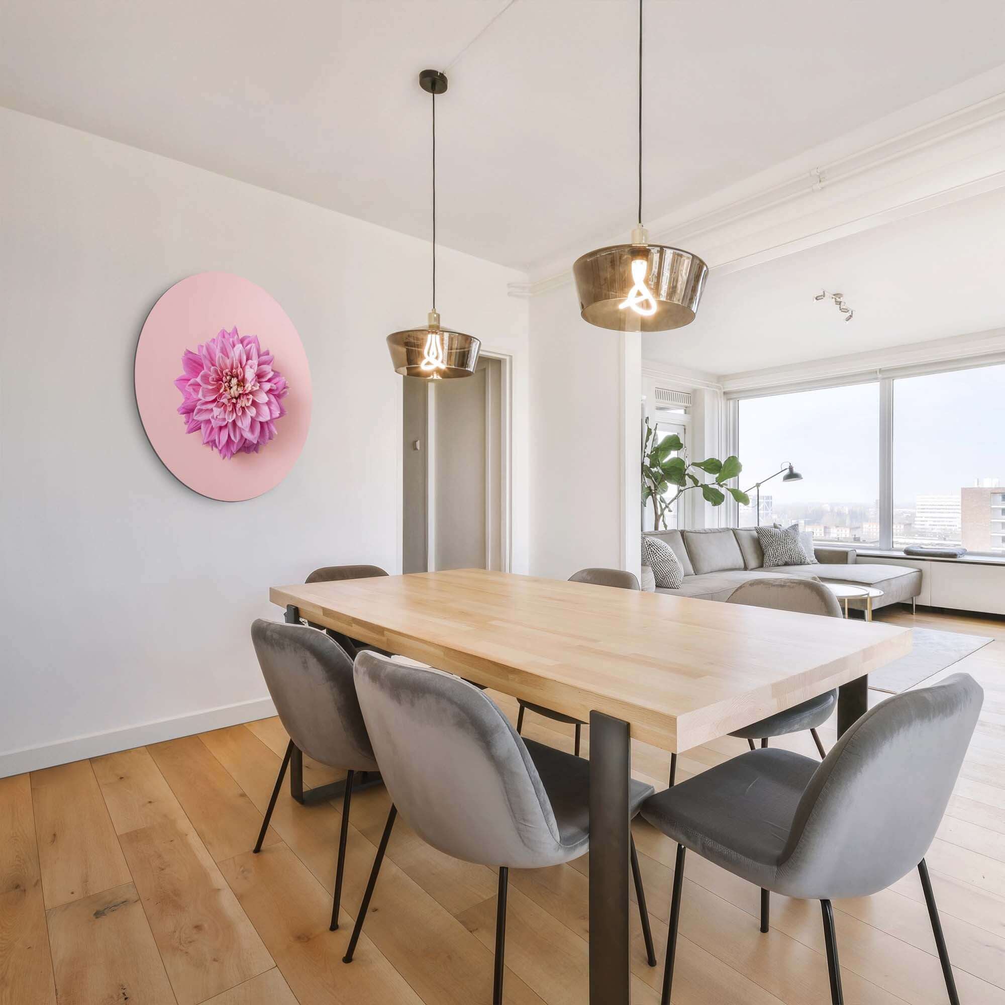 Soft Dahlia - Wandbild auf einem pastellfarbenen Hintergrund in einem modernen Esszimmer mit Holztisch und Stühlen.