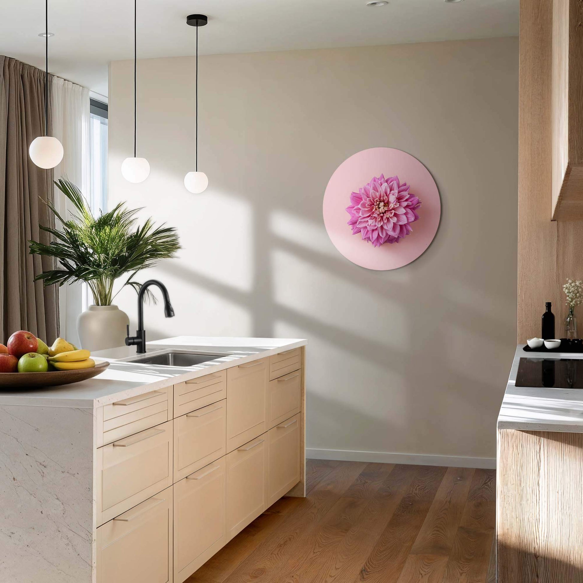 Soft Dahlia - Wandbild an der Wand in einer modernen Küche, verleiht der Einrichtung Ruhe und Eleganz.