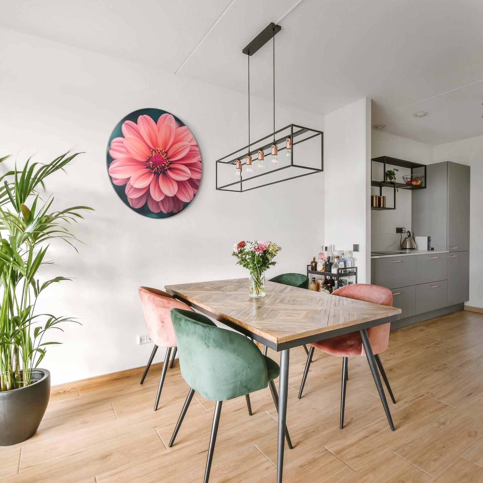 Sunset Dahlia - Wandbild in einem modernen Essbereich mit Pflanzen und einem eleganten Tisch.