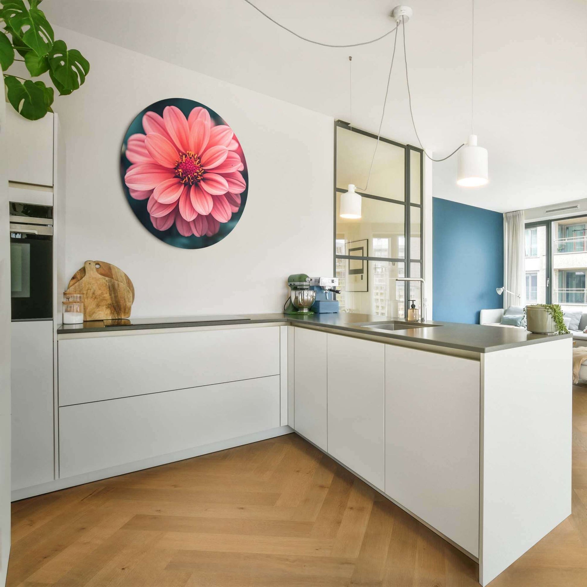 Sunset Dahlia - Wandbild auf grünem Hintergrund in einer modernen Küche, bringt Ruhe und Eleganz in die Einrichtung.