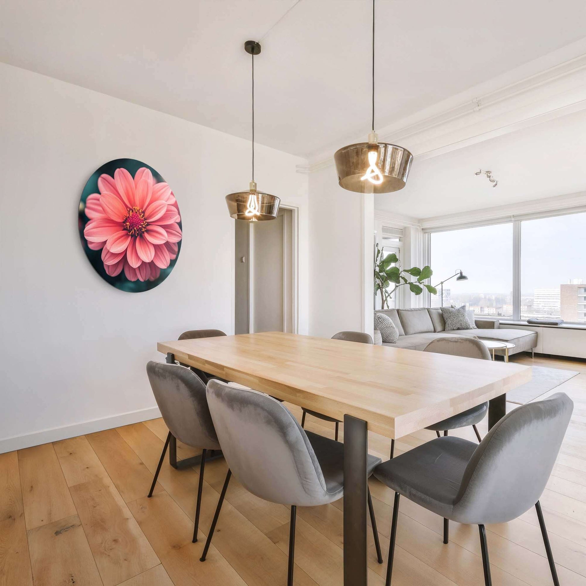 Sunset Dahlia - Wandbild über einem hölzernen Esstisch in einem modernen, farbenfroh eingerichteten Wohnzimmer.