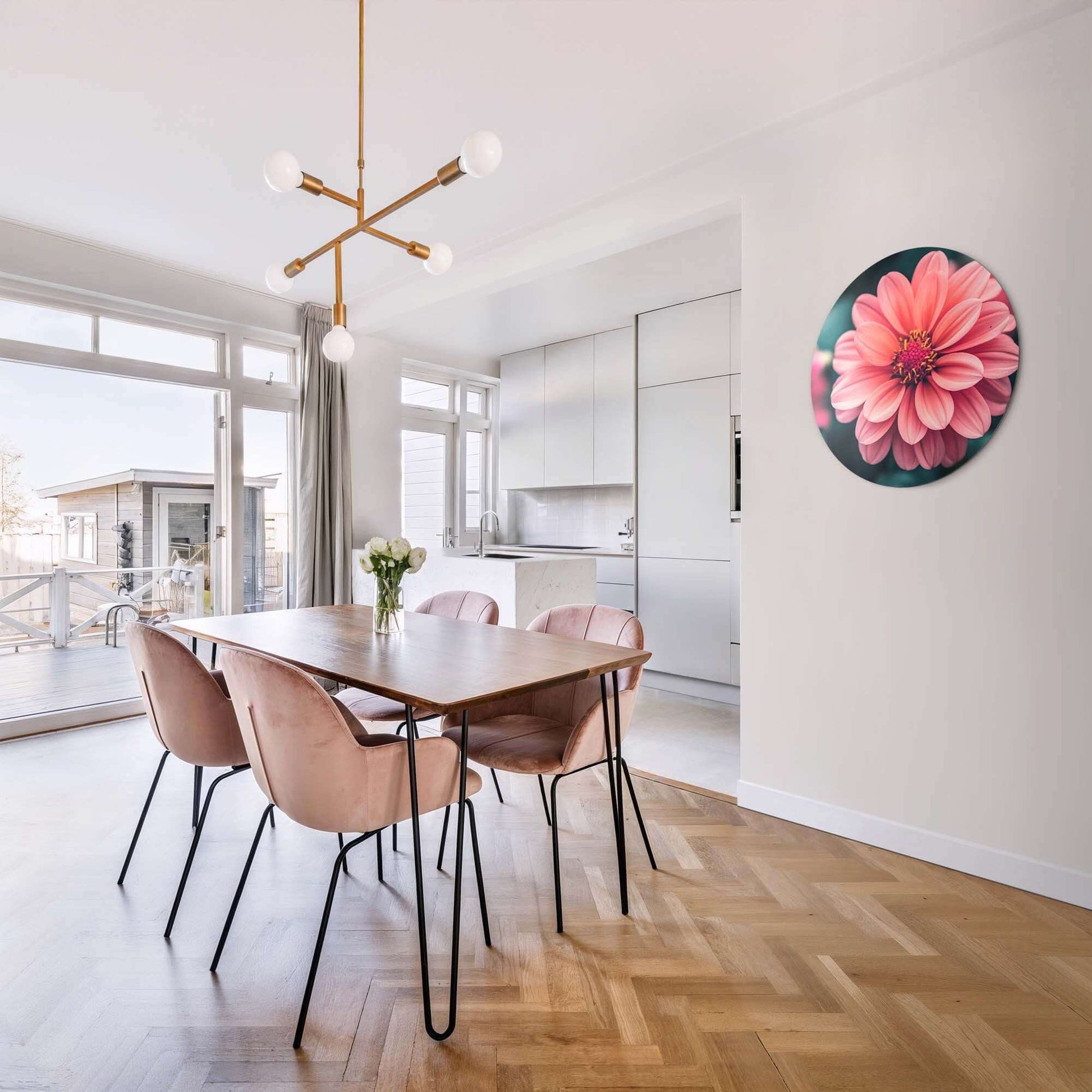 Sunset Dahlia - Wandbild an einer Wand in einem hellen Esszimmer mit einem Holztisch und rosa Stühlen.