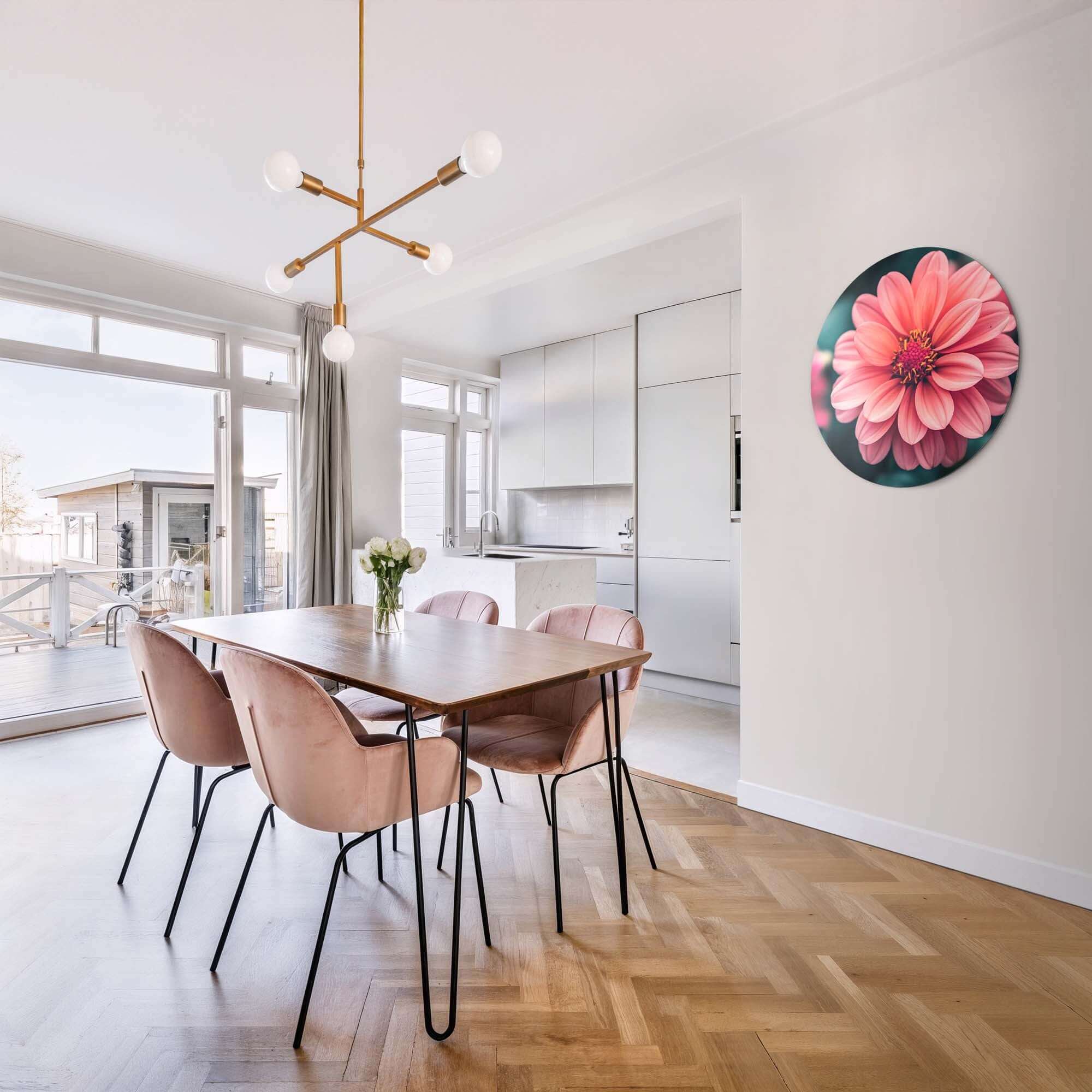 Sunset Dahlia - Wandbild an einer Wand in einem hellen Esszimmer mit einem Holztisch und rosa Stühlen.