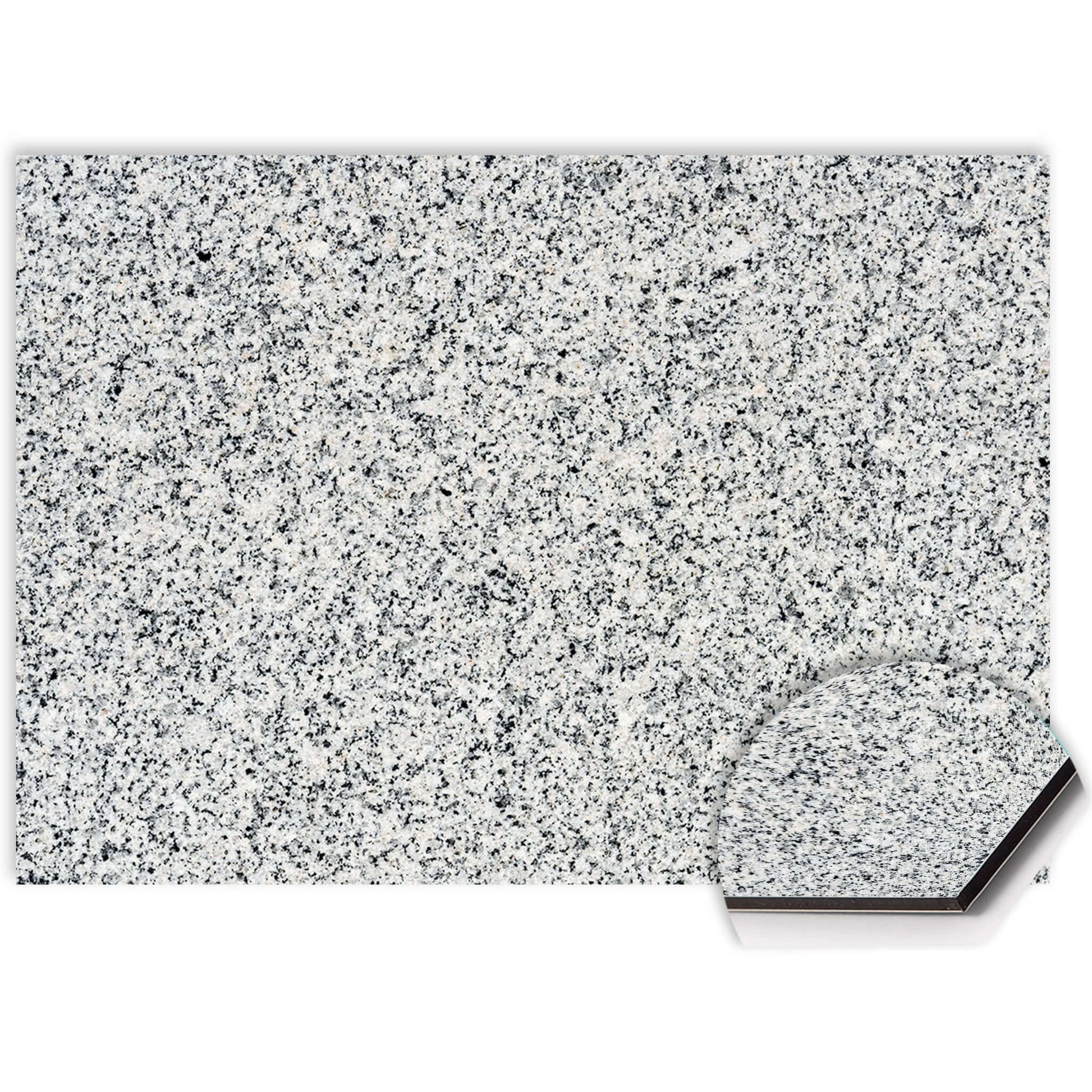 Detailaufnahme der Nordic Mist Spritzwand mit natürlicher Granitstruktur, auf stabilem Aluminium Dibond