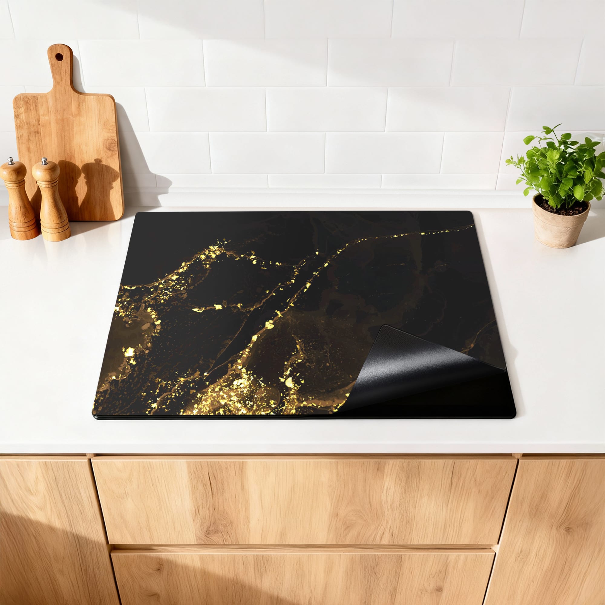 Black Marble Gold (IB) inductiebeschermer sfeer keuken — KitchenArt