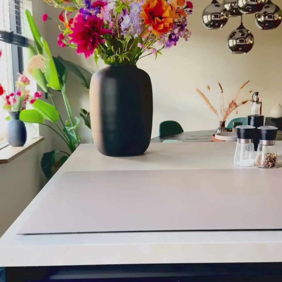 Video laden: Video van inductie beschermer in een moderne keuken